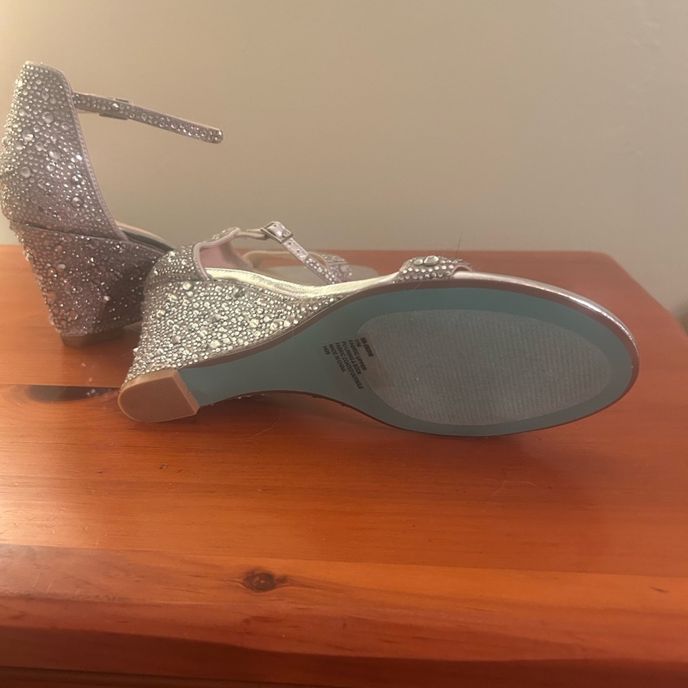 Betsey Johnson Debie Pump.   Silver.  New, never worn.  Size 11. - Picture 5 of 8